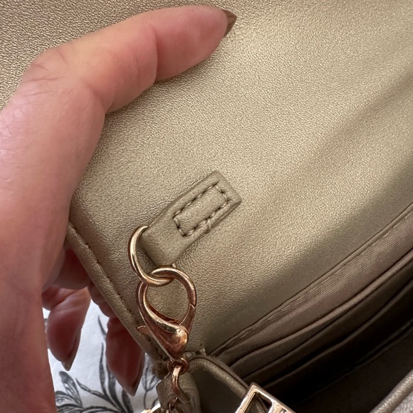 Bebe Quilted Wallet Crossbody Bag Gold Chain Strap Champagne - Picture 5 of 6